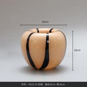 Vase en verre de petite taille en forme de pomme circulaire à bordure noire haut de gamme - Product Image 6