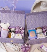 Boîte cadeau rigide en carton écologique élégante avec fermeture magnétique, poignée et motif violet offset pour souvenirs de mariage