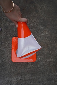 Cono di gomma per la sicurezza stradale usato riflettente nero con Base in gomma da 700mm - Product Image 4