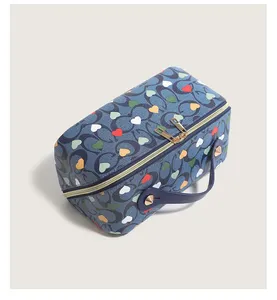 Bolsa de Cosméticos Multifuncional con Estampado de Corazón - Organizador de Maquillaje de Viaje Impermeable de Gran Capacidad con Asa - Product Image 3