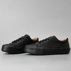 รองเท้าผ้าใบหนังแท้ผู้ชาย สีดำ ทรงเตี้ย สไตล์ลำลอง พื้นรองรับแรงกระแทก หนังลายเม็ดทราย เหมาะสำหรับใส่เดินเล่นในชีวิตประจำวัน - Product Image 4