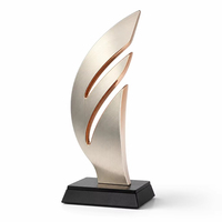 Frond Metall Umweltfreundliche 3D-Trophäe Gebogenes Champagner-Goldblatt-Trio-Design Maßgefertigte Auszeichnungstrophäe für Natur