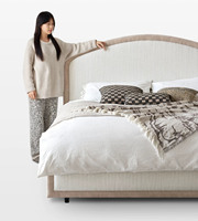 Lit moderne en tissu rembourré avec cadre en acier et dossier haut, style crème français, tailles King/Queen 1,8m/1,5m, design durable