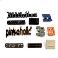 Étiquette Métallique Personnalisée 3D Auto-Adhésive Premium Carrée/Ronde – Design Tendance, Lettres de Marque pour Vêtements et Chaussures, Bord Découpé au Laser