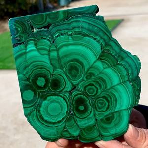 Tranche de malachite naturelle en forme libre, cadeau d'anniversaire, sculpture artisanale, pierres de guérison, objet de collection - Product Image 1