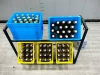 Étagère à caisses de boissons en acier allié noir de style moderne Source Factory, 6 caisses, pieds en plastique réglables en hauteur