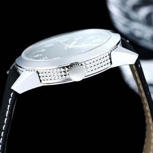 Montre de voyage de haute qualité au design minimaliste, édition hommage, affichage lumineux, boîtier résistant aux rayures, montre d'élite pour les professionnels - Product Image 4