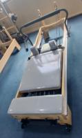 Peralatan Gym Rumah Reformer Pilates Kayu Maple Putih Full Rail, Tahanan Dapat Disesuaikan, Latihan Kekuatan Inti, Pilates Profesional