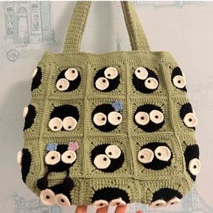 Bolso de Ganchillo 100% Hecho a Mano con Cara Divertida, Accesorio Creativo y Dulce para Mujer, Bolso de Abuela Tejido, Accesorio de Moda - Product Image 4