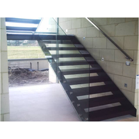 Escalier à double poutre avec marches en verre, escalier intérieur avec balustrade en verre
