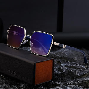 Lunettes de soleil carrées sur mesure de style européen et américain pour femmes, protection UV400, verres PC, monture noire, style Instagram - Product Image 1