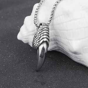 Colar Hip-hop estilo punk dos homens Trendy Street Eagle Claw em forma de pingente de aço inoxidável elegante personalizado para festas - Product Image 3