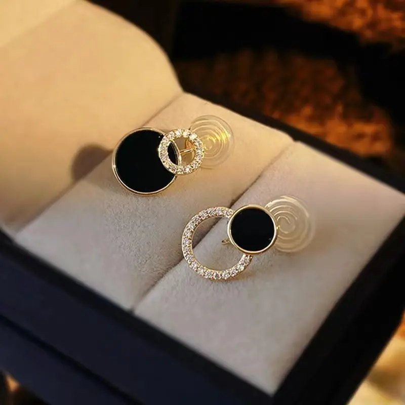 DAIHE, nuevo diseño, Corea 925, aguja de plata, Diamante Simple, círculo asimétrico, pendientes de moda para mujer