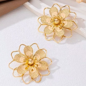 Nouvelles boucles d'oreilles à clous en alliage de zinc tendance et classiques pour femmes, élégantes, pour mariage, fiançailles, accessoires de bijoux - Product Image 1