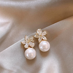 أقراط متدلية لؤلؤ أنيقة على شكل زهرة مع أحجار الراين البراقة تصميم رائع لحفلات الزفاف والأزياء اليومية - Product Image 1