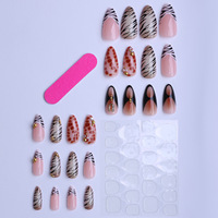 Faux ongles amande amovibles à presser avec petites perles dorées et motif léopard à pois dorés pour usage professionnel en salon