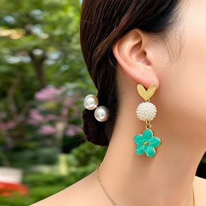 Pendientes de Moda con Diseño de Flor Verde y Perla, en Acero Inoxidable 316L con Baño de Oro PVD - Product Image 3
