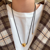 Personnalité de la mode laiton plaqué or coeur pendentif noir longue corde chandail chaîne collier bijoux usine en gros