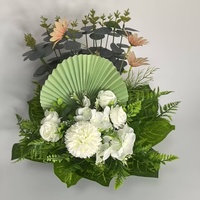 Plantes vertes artificielles en pot avec des têtes de fleurs de rose et de lys dans des pots décoratifs pour la décoration de la maison, les occasions de mariage