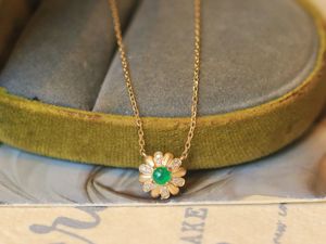 Collier pendentif Xinfly en or véritable 18 carats avec émeraude naturelle 0,16 ct et diamant 0,05 ct, bijoux fins en or 750, motif chrysanthème, cadeau, vente en gros - Product Image 4
