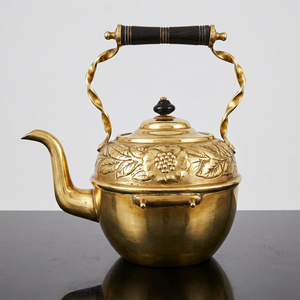 Bouilloire à thé vintage en laiton avec couvercle et poignée, design floral décoratif, pot à eau - Product Image 1