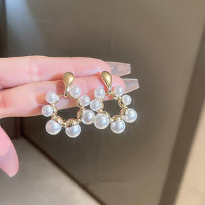 Orecchini a Cerchio Niuqian E2459 in Oro con Perle d'Acqua Dolce, Design Geometrico, Gioielli Classici da Donna per Uso Quotidiano - Product Image 4