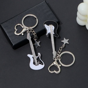 Llavero Creativo con Forma de Guitarra, Colgante de Corazón y Estrella, Estilo Y2K, Amuleto de Moda, Regalo Popular para Decoración Diaria - Product Image 4