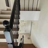 Rampe d'escalier moderne en alliage d'aluminium noir sans cadre à poteau unique pour terrasse