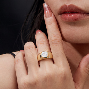 Anillo de Moissanita en Oro Amarillo, Corte Princesa, Engaste Biselado, Anillo de Compromiso Clásico para Hombre, Diseño Geométrico - Product Image 4