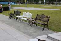 Bancs de jardin en bois de haute qualité pour l'extérieur, bancs modernes à cadre métallique et lattes en bois, vente en gros