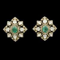 Boucles d'oreilles clous en or 14 carats avec diamants Polki et émeraude ovale centrale, faites à la main, style Kundan traditionnel, florales, ethniques, de luxe pour mariée