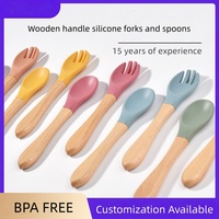 Ensemble de cuillères et fourchettes d'alimentation pour bébé en bois de hêtre et silicone, personnalisable en gros, avec manche en bois, pour nouveau-né