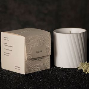 Bougie parfumée de luxe Dune dans un coffret origami gaufré, parfum boisé - Product Image 2