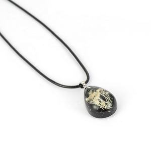 Collana con Fiore di Gypsophila Fatta a Mano in Resina Epossidica per Donne, Prodotto da IVR Factory - Product Image 5