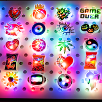Accessoires de chaussures LED en gros : Breloques 3D lumineuses, amusantes, à l'effigie de fleurs, animaux et aliments, qui brillent dans le noir, pour la décoration de chaussures.