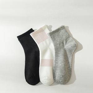 Chaussettes jetables noires blanches grises pour hommes et femmes Chaussettes d'équipage pour affaires et loisirs Chaussettes de sport en coton à tube moyen Vente en gros transfrontalière - Product Image 4