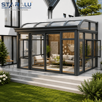 Véranda en aluminium de luxe avec technologie de vitrage intelligent pour la confidentialité et le contrôle de la lumière du soleil à la simple pression d'un bouton