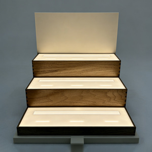 Exhibidor de Perfumes Moderno y Sencillo con Iluminación LED, Multicapa, Trapezoidal, de Acrílico y Madera - Product Image 1