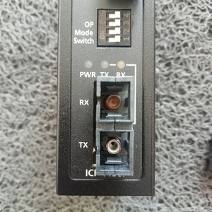 Convertidor de Medios de Fibra Óptica MOXA ICF-1150I-S-SC, Conector SC, LAN Cableado - Product Image 1