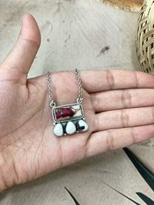 สร้อยคอทำมือประดับดอกดาเลียสีขาว บัฟฟาโลเทอร์ควอยซ์ จี้เงินแท้ชุบทอง ตัวเรือนแบบปรับได้ ของขวัญสำหรับเธอ - Product Image 4