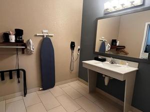 Nuovi Set di Mobili Personalizzabili per Camere d'Albergo Super 8 by Wyndham, Suite Economica con Pannelli in Legno Moderni - Product Image 3