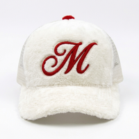 Gorra Trucker Personalizada de 5 Paneles con Visera Curva, Forro de Felpa Crema, Logotipo Bordado, Parte Trasera de Malla y Botón Rojo Vintage