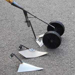 เครื่องมือกำจัดวัชพืชในสวน ทำจากเหล็กกล้าคาร์บอน ตีขึ้นรูปด้วยการตีเหล็ก ใช้สำหรับงานเกษตรกรรม ขุดดิน จอบ 2 ล้อ 3 in 1 จอบมือสำหรับทำฟาร์ม - Product Image 1