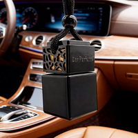 Bouteille de parfum pour voiture en verre carrée noire mate de 8 ml avec logo personnalisé, pendentif suspendu avec couvercle en bois