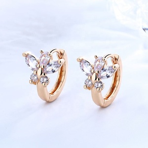Modernos Pendientes de Aro Huggie para Niñas, Chapados en Oro, con Mariposa y Circonitas Cúbicas Multicolor, Pequeños, de Cristal, para Boda - Product Image 6