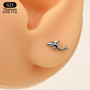 Boucles d'oreilles en titane en forme de dauphin F136 8,8 mm, bijoux de piercing unisexe tendance - Product Image 4