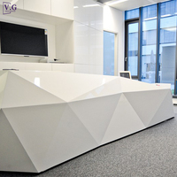 Bureau de réception pour 2 personnes en surface solide sans joint blanc, design en forme de diamant, pour salle d'attente de bureau