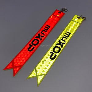 Sangle réfléchissante en PVC haute visibilité course de nuit en plastique porte-clés personnalisé réflecteur de vélo pendentif de sécurité pour l'équitation de nuit - Product Image 5
