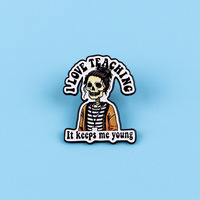 Broche en émail de dessin animé, drôle et mignonne, avec motifs de crâne, personnage, anime Ryuk, Vierge Marie, machine à coudre, 777, fille porte-bonheur, et slogan amusant