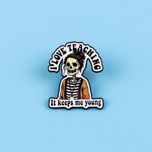 Pin de esmalte de dibujos animados, divertido y lindo, con personajes de calavera, anime, Ryuk, <span class=keywords><strong>Virgen</strong></span> María, máquina de coser, 777, chica de la suerte, broche con eslogan divertido - Product Image 5